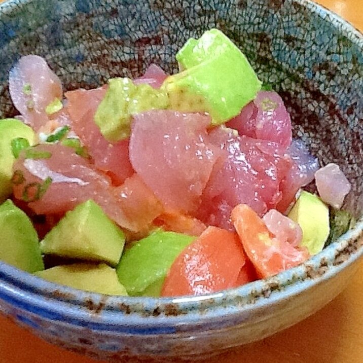 海鮮丼にアボカド